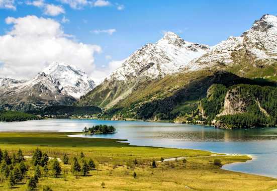 Der Silser See im Oberengadin in der Schweiz