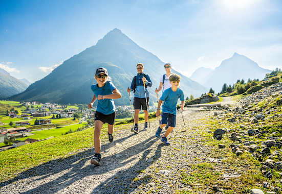 Eine Familie wandert in Paznaun Ischgl.
