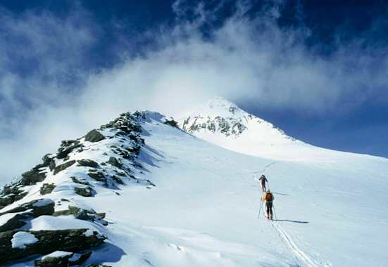 Skitourengeher am Similaun im Schnalstal an der Grenze von Tirol und Südtirol