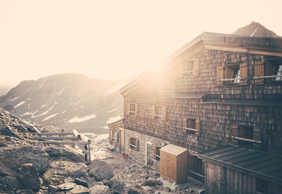 Die Similaunhütte ist eine idealer Ausgangspunkt für Skihochtouren im Frühling