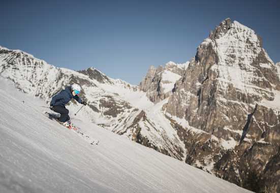 Schifahren in Ladurns in Südtirol mit Bergmassiv im Hintergrund.