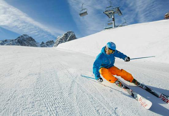 Skifahrer im Gebiet Mutterer Alm bei Innsbruck in Tirol