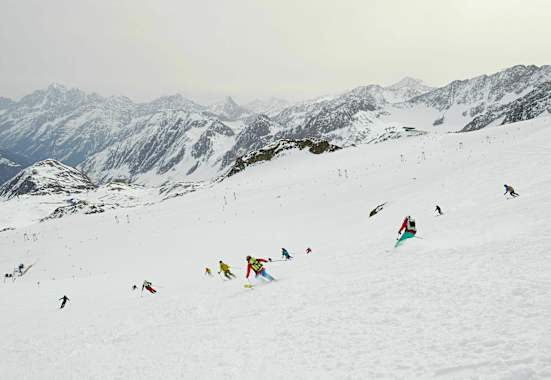 Skifahrer am Stubaier Gletscher in Tirol