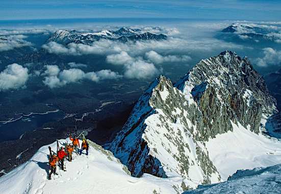 Skifahrer vor Abfahrt von der Zugspitze