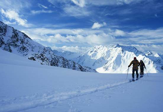 Skitourengeher: Zur Finstertaler Scharte in den Stubaier Alpen in Tirol
