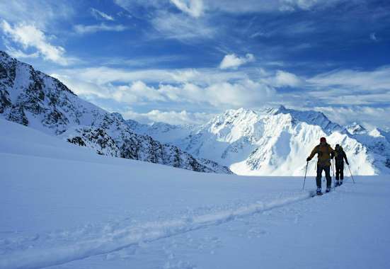 Skitourengeher: Zur Finstertaler Scharte in den Stubaier Alpen in Tirol