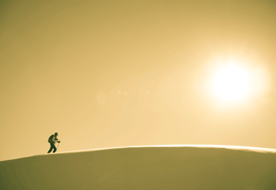 Mystische Lichtstimmung, während dem Aufstieg zur Rauthütte oberhalb von Seefeld in Tirol