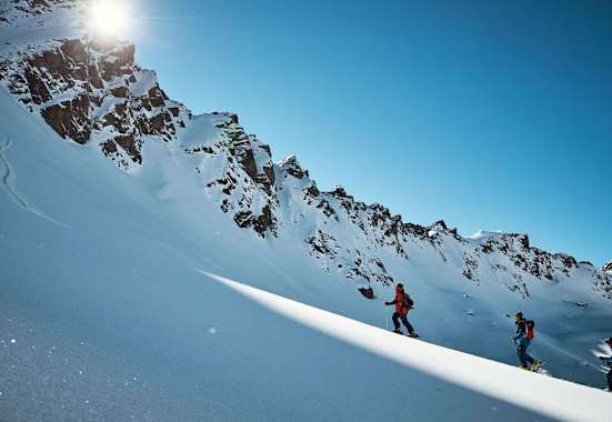 Skitourengeher im freien Gelände