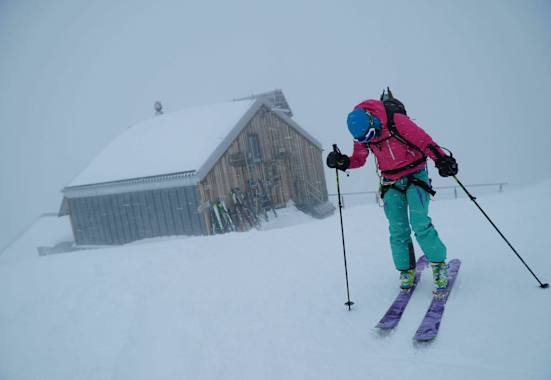 Wintersportler mit Tech-Bindung