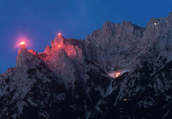 Sonnwendfeuer: Blick aus Mittenwald in Bayern ins Karwendel
