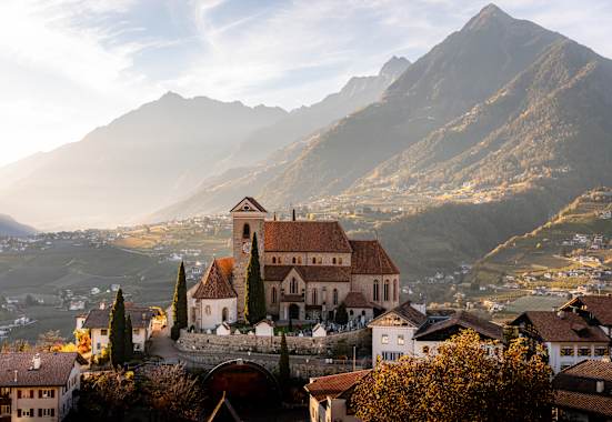 spätsommer in schenna, blick auf burg