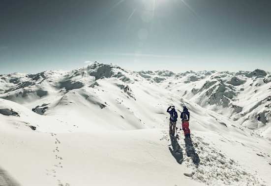 Die beiden genießen den Ausblick in die Zillertaler Alpen.