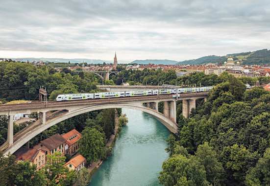 Die Bahn führt über das imposante Lorraineviadukt direkt ins Herz von Bern.