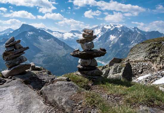 Zwei Steinmännchen weisen den Weg