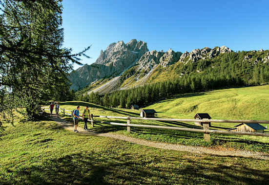 Südtirol: Wanderer im Schatten der Sextner Rotwand
