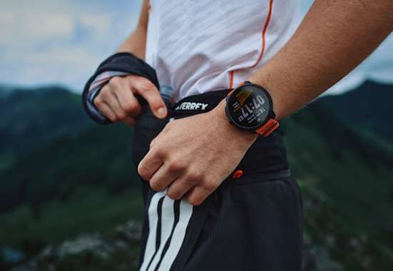 arm einer frau mit einer suunto race 2 sportuhr am handgelenk