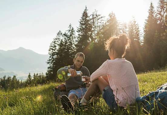 Wanderer beim Rasten im Tannheimer Tal in Tirol