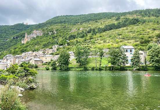 Der Tarn schlängelt sich durch unberührte Landschaften und steinerne Dörfer.