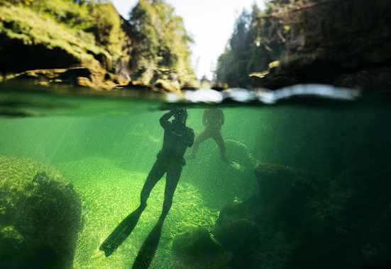 Zwei Schnorchler in der Traun.