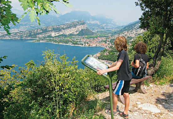 Am Weg von Tempesta nach Torbole darf man sich auf tolle Aussichten auf den Gardasee freuen.