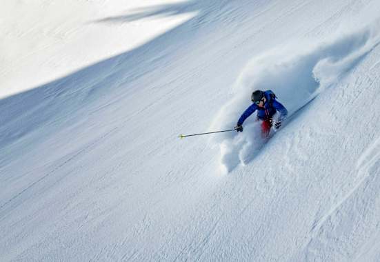 Tiefschneeabfahrt im Gelände
