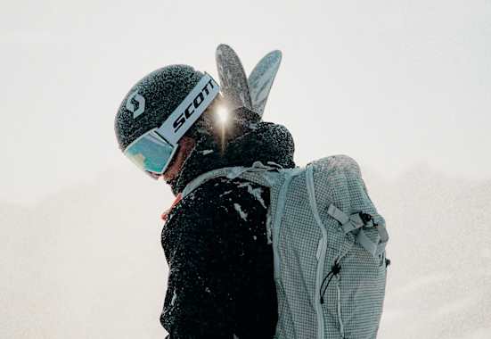 Skifahrer mit Scott Ambit Skibrille und Helm in verschneiter Winterlandschaft – klare Sicht und Schutz auf der Piste.