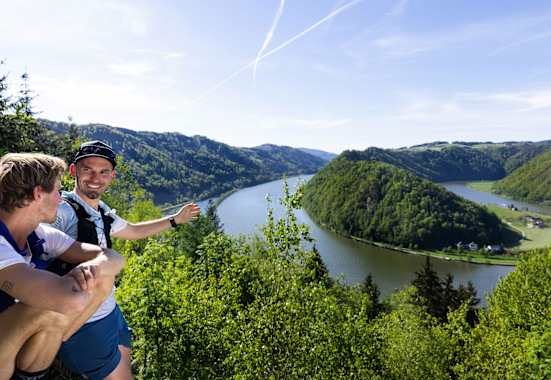 Großartige Aussichtsplätze, wie hier jener oberhalb der Donauschlinge Schlögen, sind einer von vielen Gründen fürs Trailrunning am Donausteig