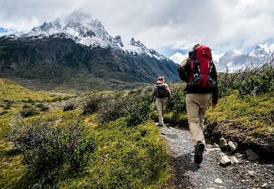 Zwei Personen gehen in der Natur wandern.