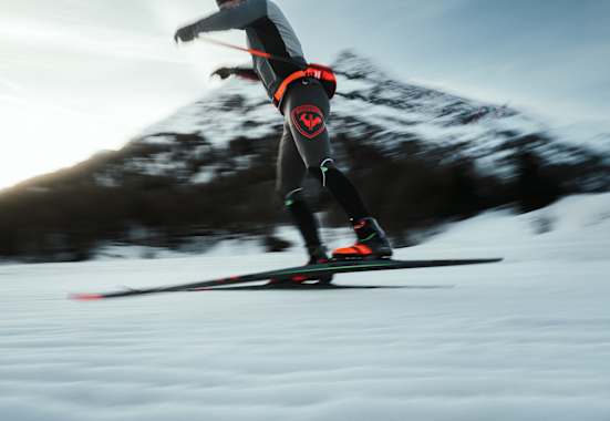 Ein Skifahrer fährt auf der Piste Ski mit Kleidung von Rossignol.