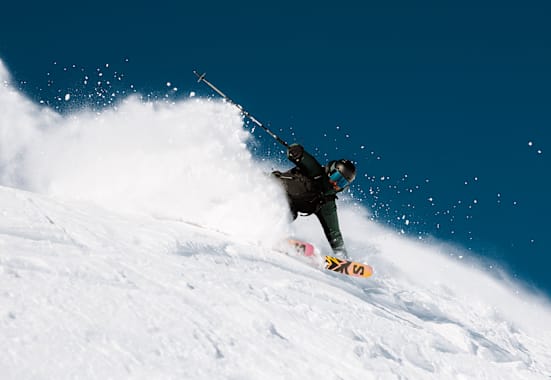 Der Skifahrer fährt auf der Off-Piste im Schnee mit der neuen Freeride-Kollektion von Salomon.