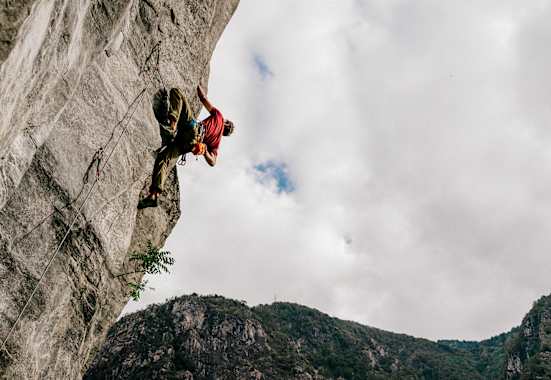 Im Tessin finden Anfänger ebenso wie erfahrene Kletterer das passende Stückchen Fels. Immer mit dabei: eine herrliche Aussicht.