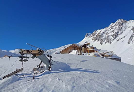 Die Totalphütte - fast zur Gänze unter der Lawine begraben