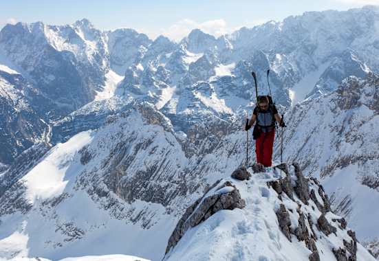 Der anspruchsvolle Aufstieg zur Gipfelkante der Alpspitze wird mit einem atemberaubenden Bergpanorama belohnt.