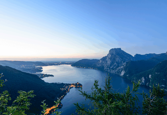 Der Traunsee mit dem Gipfel des Traunstein (1.691 m) im letzten AbendlichtDer Traunsee mit dem Gipfel des Traunstein (1.691 m) im letzten Abendlicht