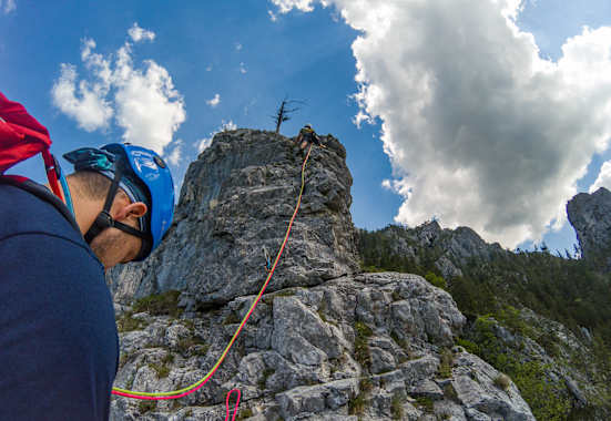 Mehrseillängentour: Kletterer am Fels
