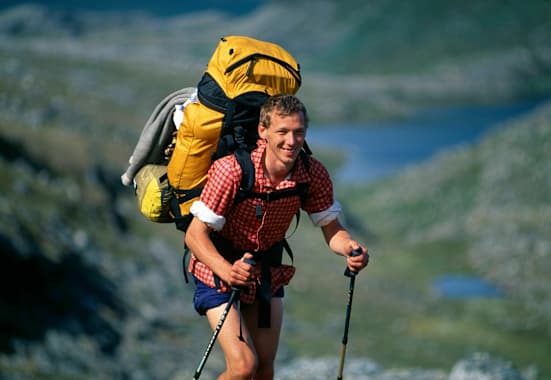 Trekking: Wanderer mit Teleskopstöcken im Gelände