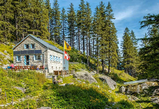 Die gemauerte Treschhütte eingebettet in den Landschaften des Fellitals.