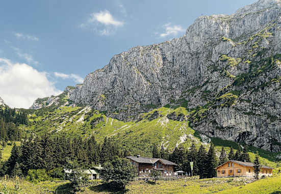 Die Tutzinger Hütte (1.327 m) unterhalb der Benediktenwand