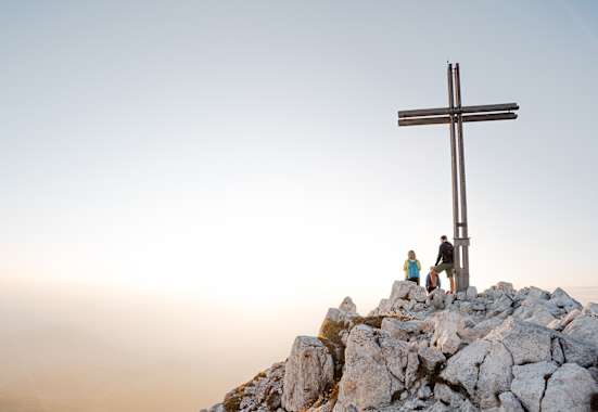 Ein farbenprächtiges Panorama erwartet Wanderer auf dem Schwarz-Weiß-Weg in Südtirol.