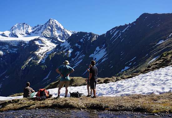 Das Drehteam bei Dreharbeiten am Berg