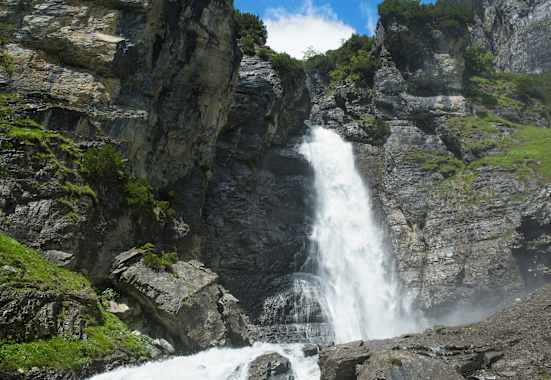 Die Wasserfälle am Panixer Stausee in der Surselva in Graubünden
