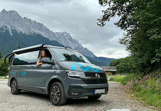 Campervan vor Berg