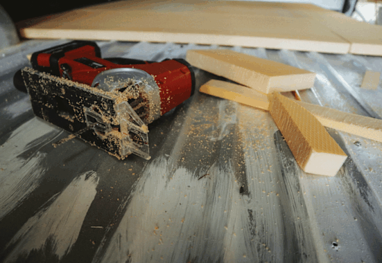 Letzte Woche verpasste Laura unserer Vanda einen zusätzliche Bodenisolierung und begann mit der Deckenkonstruktion