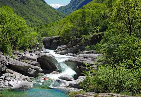 Die Verzasca ist nicht nur bei Kajak-Fahrern äußerst beliebt.