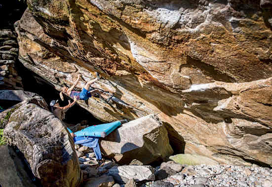 Die Autorin bouldert im Überhang.