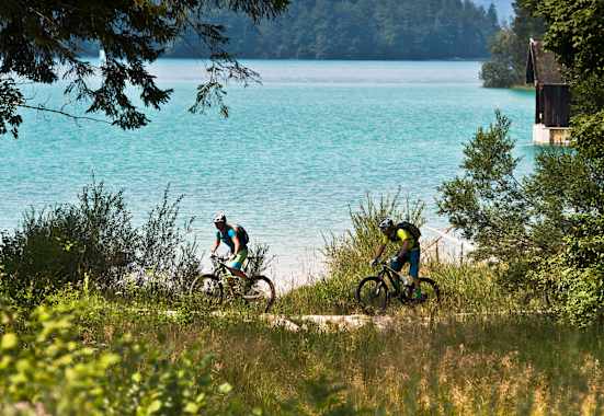 Zwei Radler vor dem Walchensee.