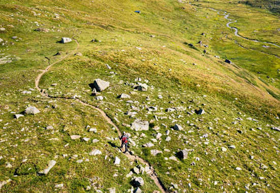 Ein Blick von oben über die grünen Wiesenlandschaften des Plateau von L’Ar du Tsan.