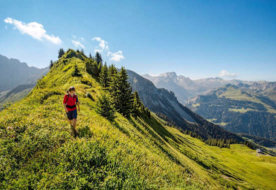 Ein Bergsteiger auf dem Wanderweg.