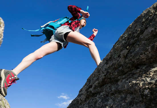 Gelenkfit in die Berge: Wanderin im Gebirge