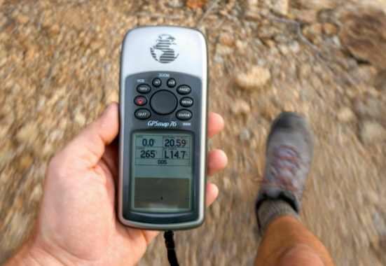 Höhenmesser: Wanderer mit GPS-Gerät